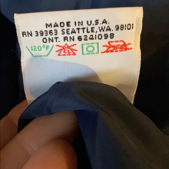 Turn some heads on the slopes with this classic! - Picture 6 of 8